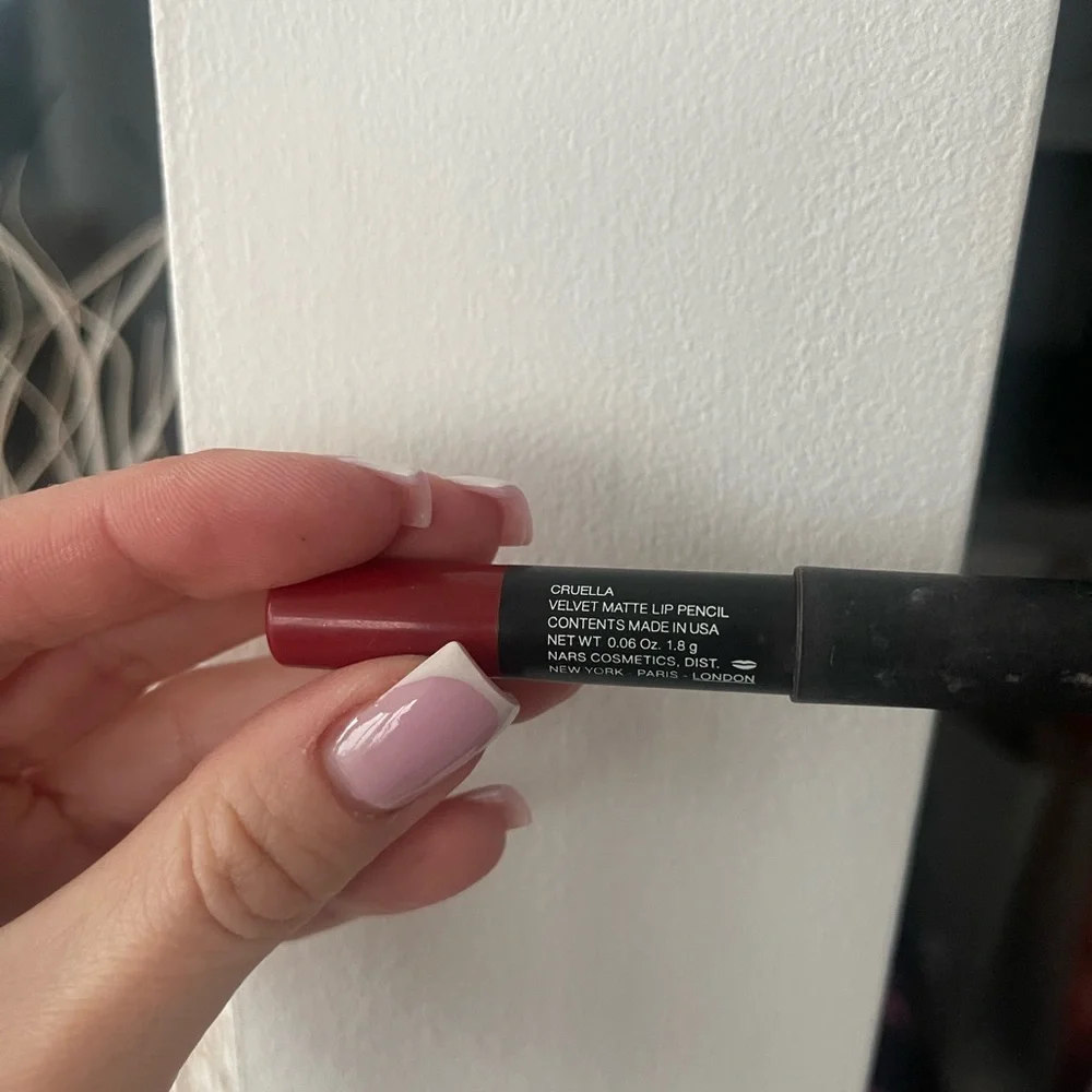 NARS VELVET MATTE CRUELA RED LIP PENCIL / LIPSTICK - Picture 3 of 6